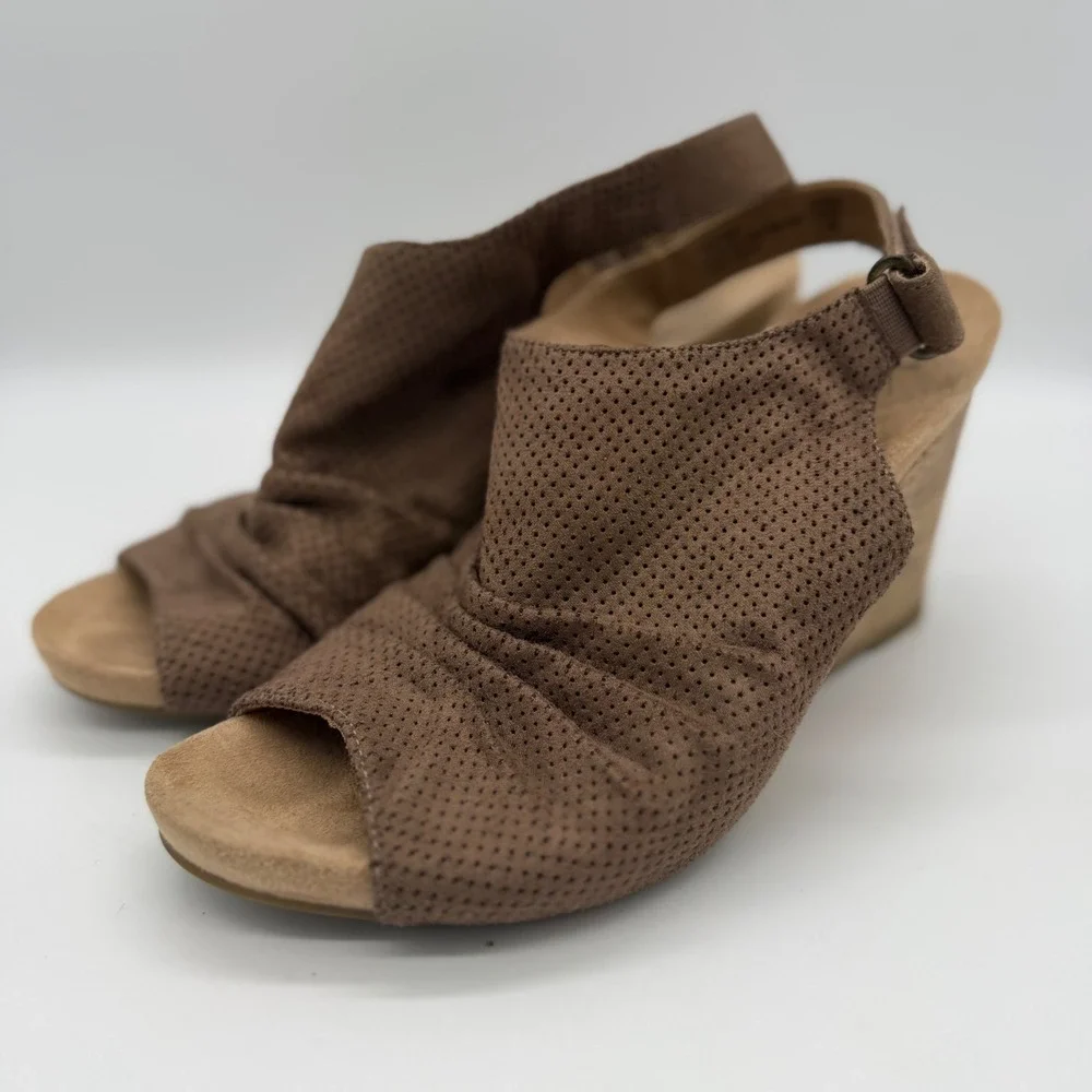 LifeStride Harriet Taupe Perforated Wedge Sandals 7.5M 4 Inch Heel 750963